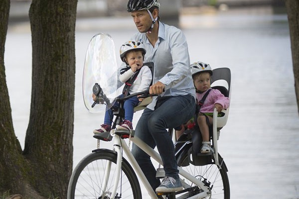 father with double child seats on bike